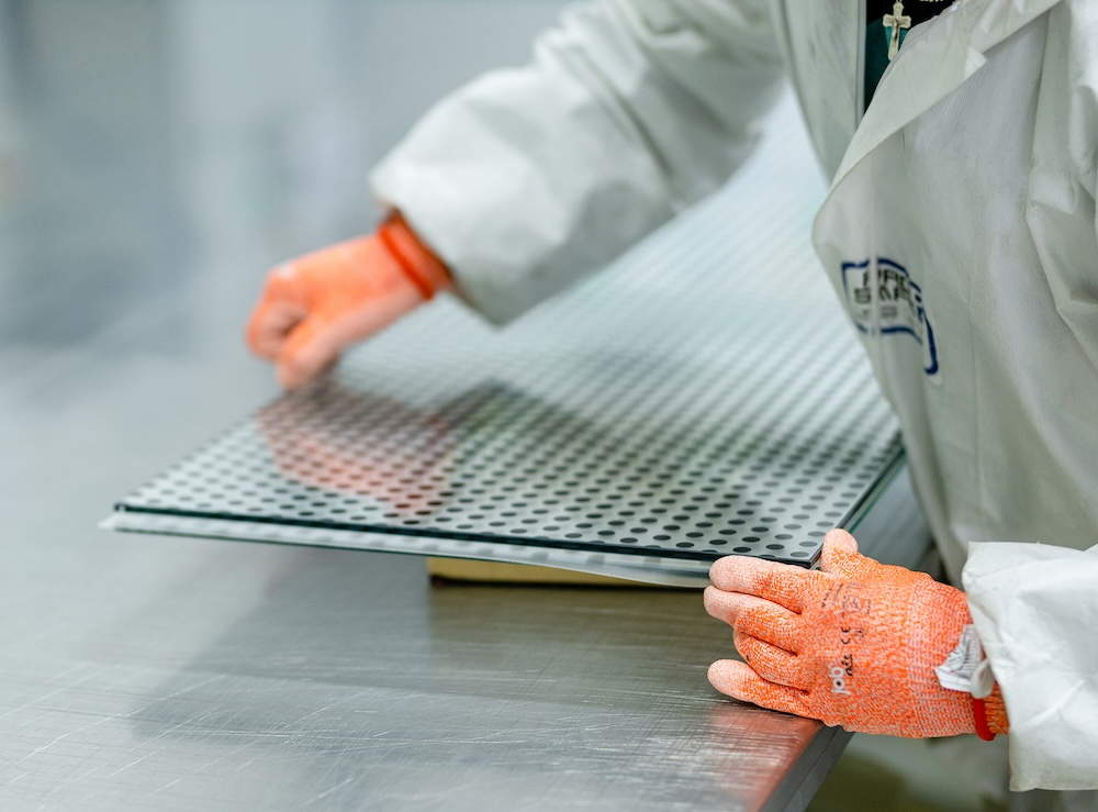 Pracownik produkujący nowoczesne szyby Vitroterm