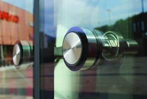 Fasada budynku ze szkłem mocowanym punktowo