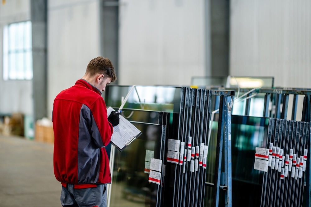 Kontrola jakości szyb w Vitroterm-Murów