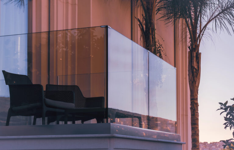 Balustrada balkonowa ze szkła laminowanego z folią kolorową