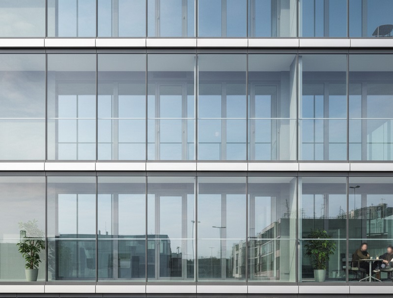Fasada biurowca wykonana ze szkła VSG 44.2