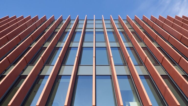 Zastosowanie szkła emaliowanego w elewacji budynku