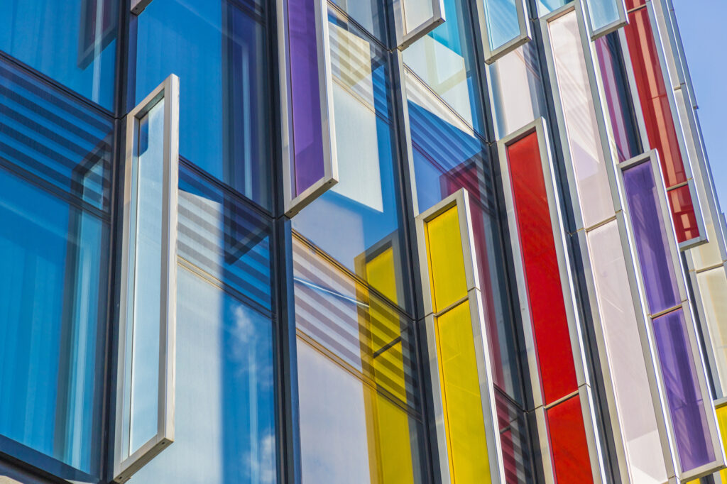 Zastosowanie szkła z folią kolorową w elewacji budynku