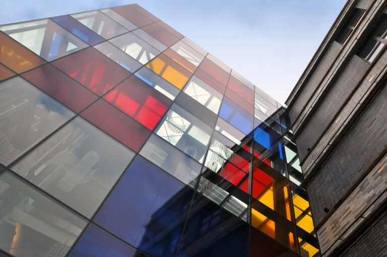 Elewacja budynku ze szkła laminowanego z folią kolorową