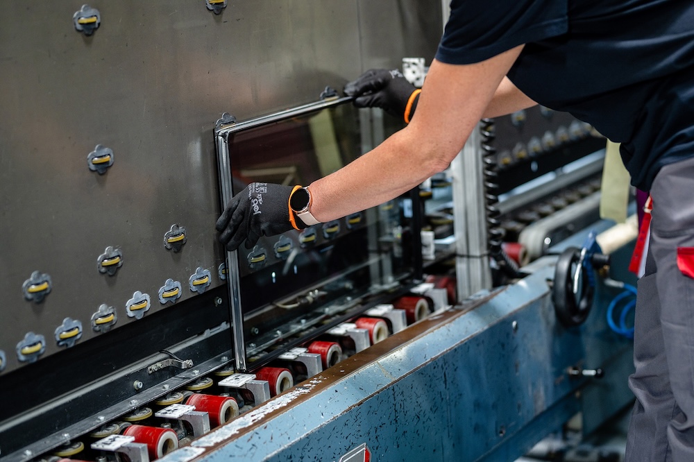 Produkcja szyby z pętlą alarmową w Vitroterm-Murów