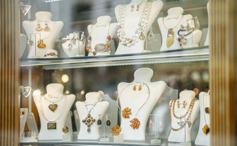 Zastosowanie szyby z pętlą alarmową w gablocie jubilerskiej