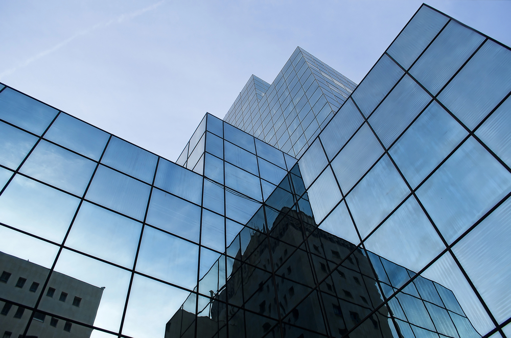 Budynek z szybami zespolonymi przeciwsłonecznymi